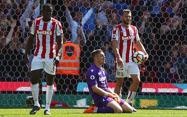 "Đốt tiền" trong ảo tưởng, "mãnh thú" Premier League đã xuống hạng thế nào?