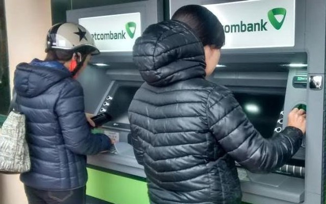 Các ngân hàng dừng chương trình tăng phí rút tiền tại máy ATM