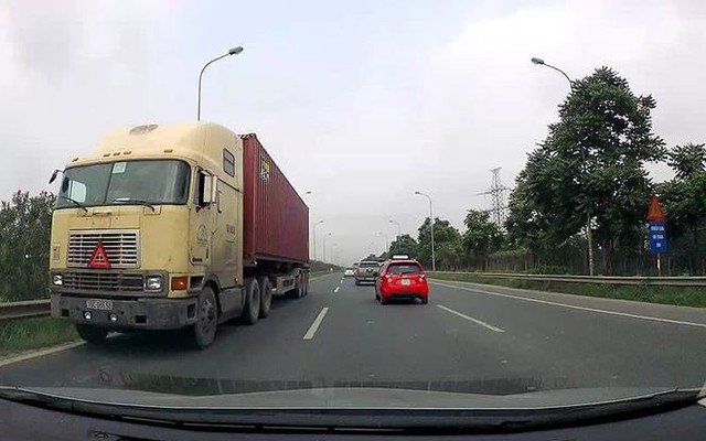 CSGT Hà Nội truy tìm xe container chạy ngược chiều trên cao tốc