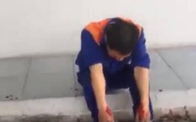 Nhân viên cây xăng bị khách hàng đánh khóc nức nở do nghi ngờ bán thiếu