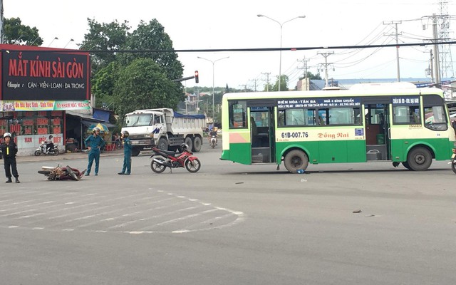 Nhân chứng kể phút cấp cứu 2 thiếu nữ nồng nặc mùi rượu bia gặp nạn ở ngã tư