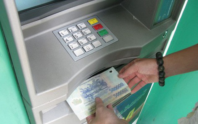 4 cách để khách hàng tiết kiệm trăm nghìn tiền phí giao dịch ATM