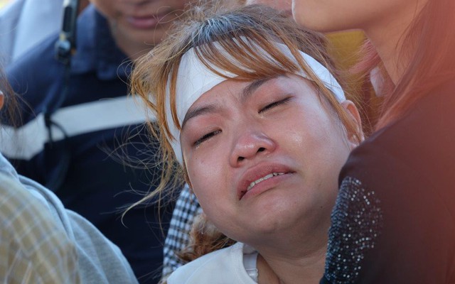 Người vợ chưa kịp mặc áo cưới của "hiệp sĩ" bị đâm tử vong ở Sài Gòn khóc nghẹn trong lễ tang chồng