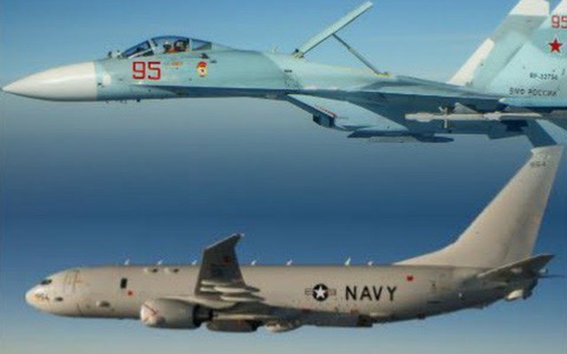 Máy bay phản lực của Nga ép rất sát phi cơ của hải quân Mỹ