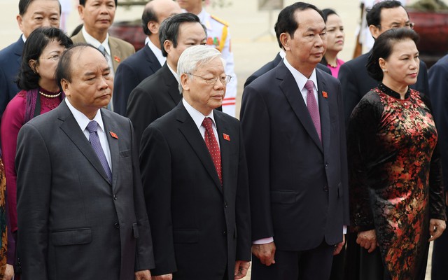 Đại biểu Quốc hội viếng Chủ tịch Hồ Chí Minh