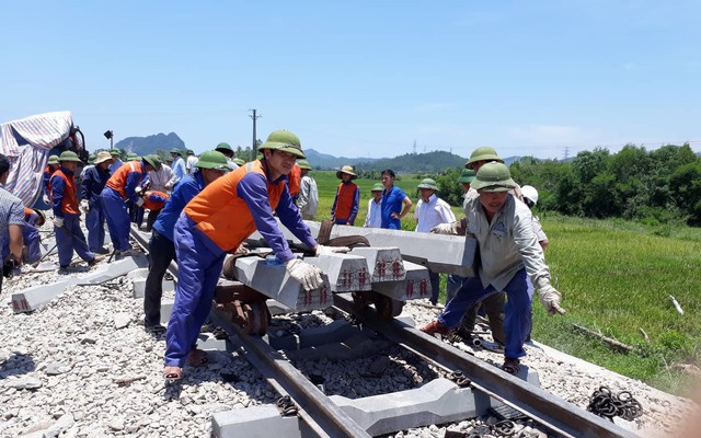 Khởi tố 2 nhân viên gác chắn tàu ở Thanh Hoá trong vụ tàu hỏa đâm xe ben