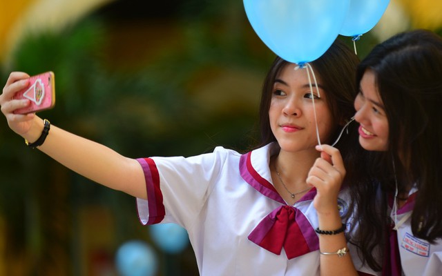 Nước mắt, nụ cười tràn ngập trong lễ trưởng thành của học sinh Sài Gòn
