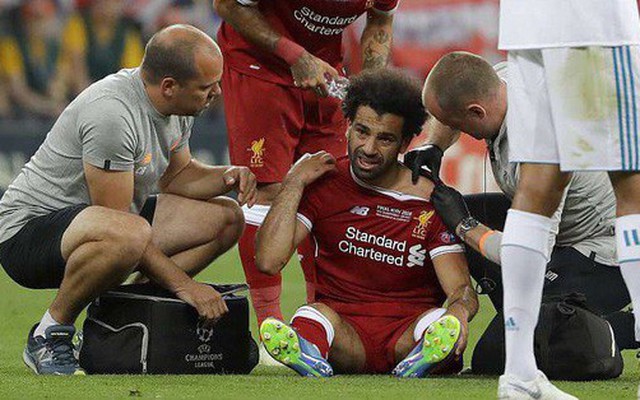 Tình huống Ramos bẻ vai Salah như võ sĩ MMA khiến fan phẫn nộ