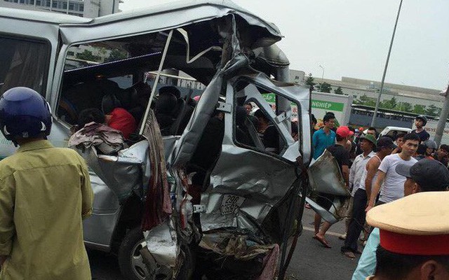 Xe tải đâm xe khách khiến 2 người chết, 6 người bị thương
