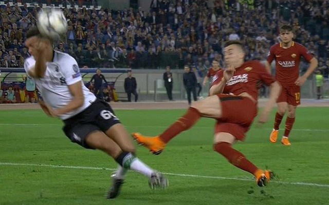 AS Roma nổi điên vì trọng tài, Klopp khẳng định Liverpool may mắn