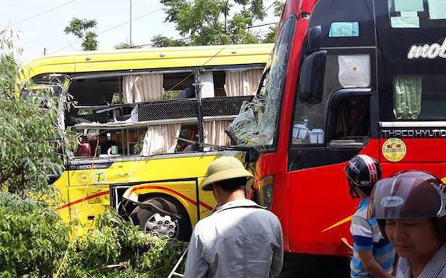 Hai xe giường nằm đâm nhau, hàng chục hành khách la hét hoảng loạn