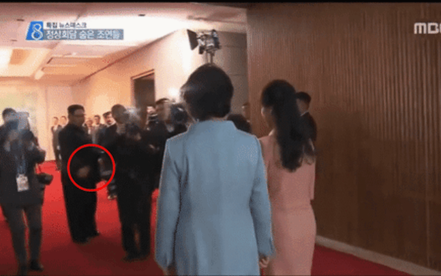 Khoảnh khắc ấn tượng: Ông Kim Jong-un đẩy nhẹ phóng viên, mở lối đi cho 2 phu nhân