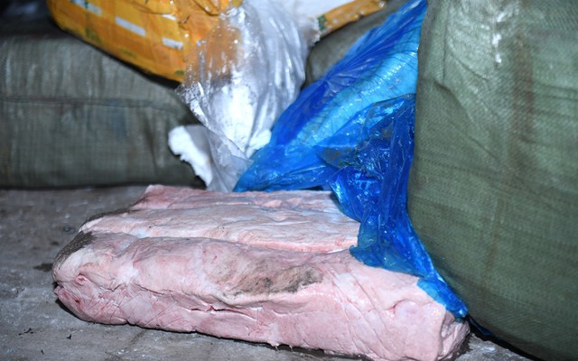 Bộ Công an chặn bắt 10 tấn nầm lợn bốc mùi nghi nhập chui từ Trung Quốc
