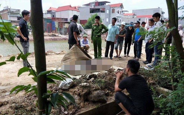 Phát hiện thi thể cô gái đang phân hủy dưới ao