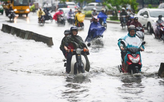 Tuyến đường có máy bơm công suất lớn ở Sài Gòn biến thành sông sau cơn mưa lớn