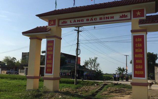 Hà Tĩnh: Kỳ lạ cổng làng xây giữa ruộng, bắc qua mương nước