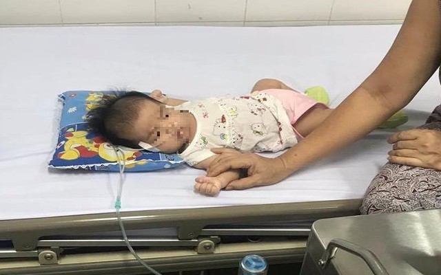Thót tim cứu bé gái 2 tháng tuổi tím tái do sặc sữa