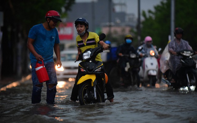 Mưa trắng trời, nhiều tuyến đường ở Sài Gòn ngập nặng