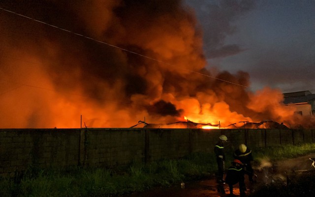 [Ảnh hiện trường] Cháy kinh hoàng ở Sài Gòn, 200 cảnh sát PCCC "chiến đấu" với lửa