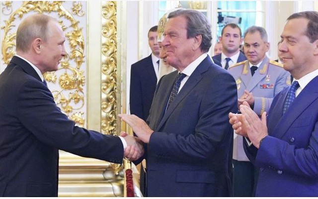 Màn bắt tay độc quyền của TT Putin: Nga vẫn có đồng minh ở EU bất chấp lệnh trừng phạt