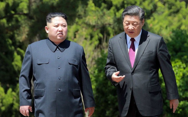 Hội nghị bí mật Trung-Triều: Ông Kim căng thẳng, ông Tập mỉm cười "trìu mến"