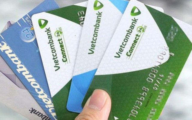 Mỗi thẻ ATM Vietcombank đang “cõng” bao nhiêu loại phí?