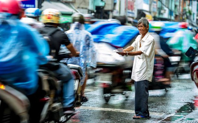 Phía sau bức ảnh 'ông cụ khóc trong mưa' là câu chuyện về lão 'khờ' 20 năm bán vé số ở Sài Gòn