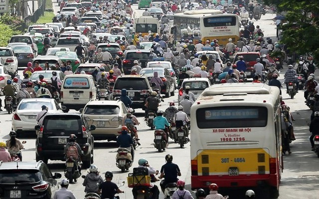 Đề xuất mở làn riêng cho xe buýt thường tại Hà Nội: Các chuyên gia nói gì?
