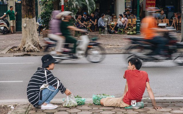 Mùa sấu về trên phố phường Hà Nội: Nhóm thợ đánh giày tranh thủ "đổi nghề", kiếm tiền triệu mỗi ngày