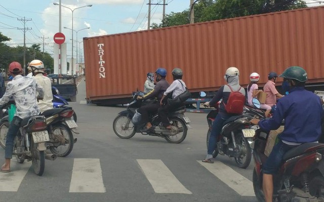 Container gãy sập giữa đường, hàng chục người thoát chết trong gang tấc