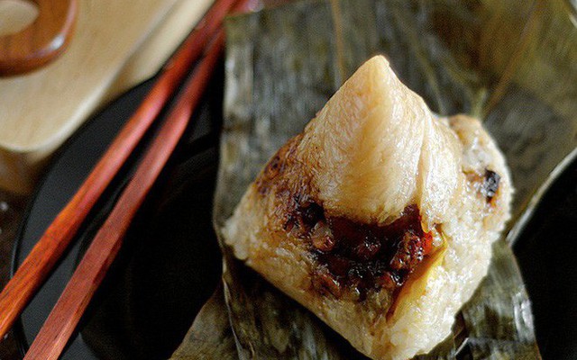 Không phải cơm rượu, bánh ú, đây là món bánh không thể nào thiếu trong mâm cỗ cúng Tết Đoan ngọ của người Trung Quốc