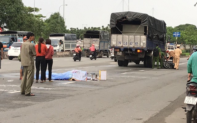 Va chạm với xe tải, cô gái mới ra trường bị cán chết thương tâm ở Sài Gòn