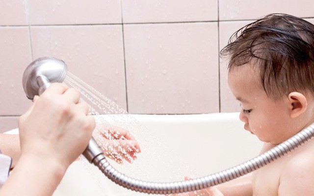 Điểm danh những lỗi cha mẹ rất hay mắc phải khi tắm cho trẻ sơ sinh