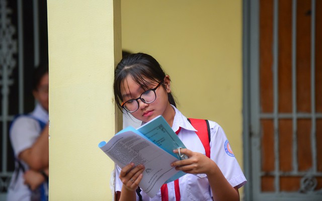 Học sinh Sài Gòn ôn bài đến sát giờ thi tuyển sinh lớp 10