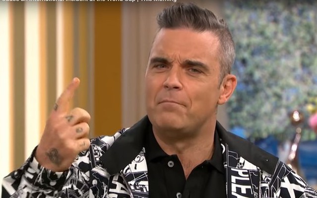 Robbie Williams chính thức lên tiếng về hành động phản cảm, gây sốc tại World Cup 2018