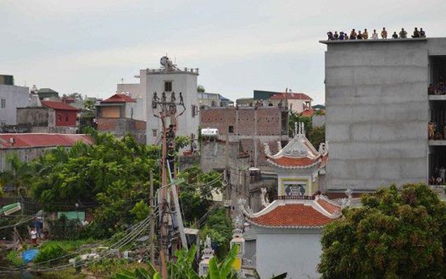 Thua cá độ bóng đá, nam thanh niên trèo lên cột điện la hét đòi người nhà đưa tiền trả nợ