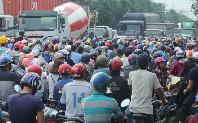 Hàng trăm phương tiện "chôn chân" trên đường, giao thông tê liệt