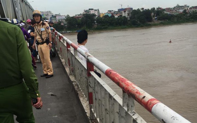 Cảnh sát giải cứu người phụ nữ ngồi vắt vẻo trên thành cầu Chương Dương