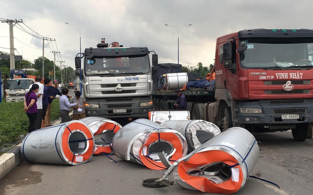 6 cuộn tôn nặng hàng chục tấn đứt xích rơi xuống đường, nhiều người thoát chết trong gang tấc