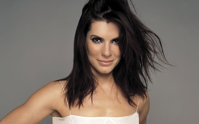 Sandra Bullock: Chị đại làng điện ảnh Hollywood, tuổi U60 vẫn gợi cảm