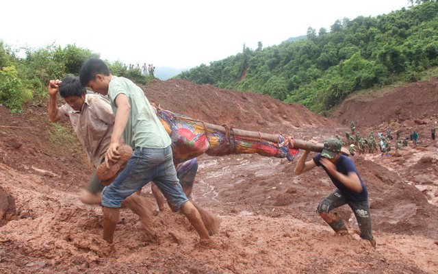 Chồng dùng đôi tay trần bới bùn đất tìm vợ con sau trận sạt lở kinh hoàng ở Lai Châu