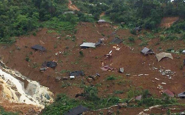 Hình ảnh cả làng 28 ngôi nhà bị chôn vùi trong đất đá