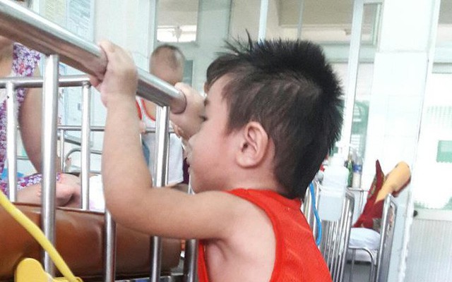 5 giờ phẫu thuật cứu bé trai 3 tuổi thoát cảnh mang bàng quang lộ ra ngoài bộ phận sinh dục