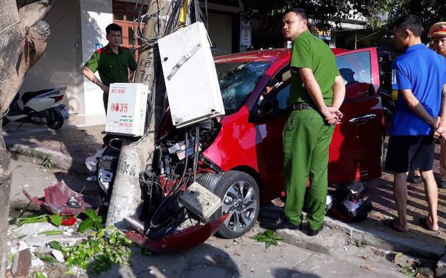 Ô tô con mất lái tông người đi xe máy rồi găm chặt vào cột điện