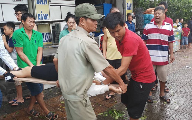 Cây xanh bật gốc ngã đè lên 3 người đi xe máy ở Sài Gòn