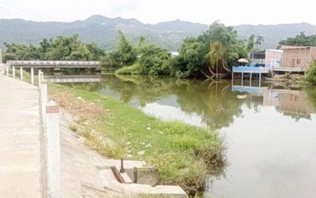 Cãi nhau, nam thanh niên xô nữ bạn học xuống sông