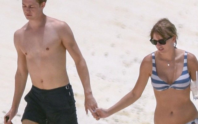 Taylor Swift lộ bụng ngày càng béo ra khi mặc bikini hẹn hò bên bạn trai