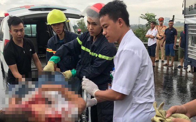 Tai nạn thảm khốc ở Nghệ An, nhiều người mắc kẹt bên trong