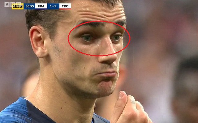 Đấu trí trên chấm penalty: Griezmann đánh lừa "thánh bắt 11m" bằng độc chiêu đảo mắt