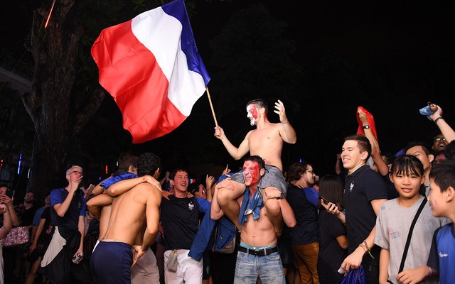 CĐV Pháp cởi áo, ăn mừng chiến thắng linh đình tại Hà Nội